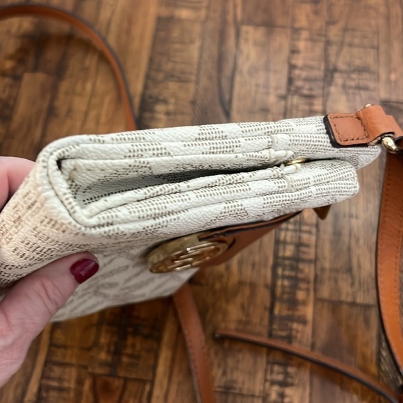 Michael Kors Fulton Large Crossbody Vanilla with gold hardware all over monogram - Picture 8 of 16